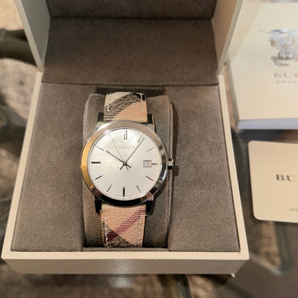 Burberry ❤️ Watch in Signature print on Leather Coated Canvas Strap. Pre❤️Loved - Picture 3 of 9